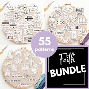 Pode incluir: Uma coleção de 55 padrões de bordado com temática de fé, apresentando símbolos religiosos, frases cristãs e cenas de natividade. Os desenhos são exibidos em bastidores circulares com arte em linhas pretas sobre fundos brancos.