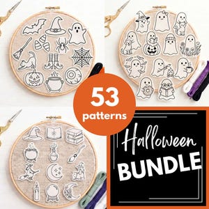 Op de afbeelding: Een collectie van 53 borduurpatronen met Halloween-thema, weergegeven op drie ronde houten borduurringen. De zwarte lijntekeningen tonen geesten, pompoenen, heksen, katten, vleermuizen en magische voorwerpen op een lichtbeige stof.