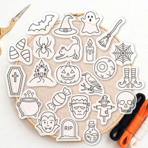以下が含まれることがあります： コウモリ、魔女の帽子、幽霊、ほうき、キャンディコーン、クモ、猫、キャンドル、クモの巣、棺桶、お化け屋敷、カボチャ、目玉、ブーツ、大釜、キャンディ、モンスター、かかし、ドクロ、吸血鬼、墓石が描かれた、21枚の白黒ハロウィーンステッカーのセット。