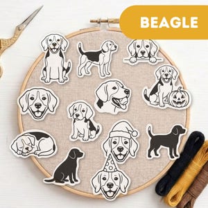 Puede incluir: Una colección de pegatinas de perros beagle en blanco y negro dispuestas sobre un bastidor de bordado circular. Las pegatinas muestran varias poses, incluyendo sentado, durmiendo y con un gorro de fiesta o de Papá Noel. El texto BEAGLE es visible en la parte superior.