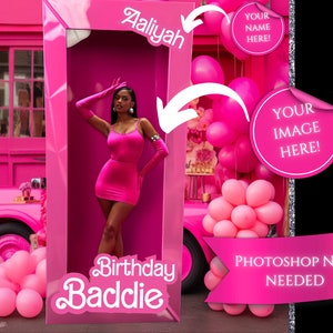 Verjaardagsfotoshoot Pink Doll| Naam bewerkbaar| Afbeelding verjaardagsfotoshoot social media| Doll in a Box-fotoshoot| Achtergrond Verjaardag Poppenauto