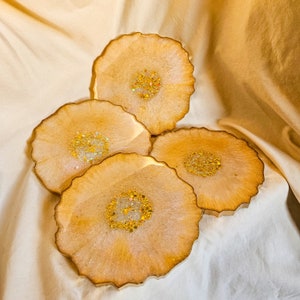 White and gold large geode coaster set of 4 with holder. Handmade with epoxy resin. white and gold with glitter