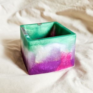 Maceta de resina epoxi multicolor de 3,5 pulgadas con detalles en morado, verde y blanco ópalo. Fabricada con colores epoxi sobrantes durante varias sesiones
