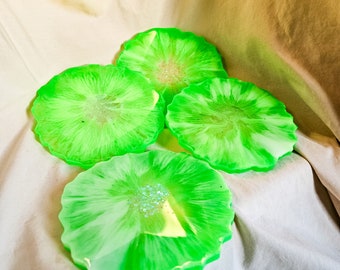 Neon grüne und weiße Blume Epoxidharz große Geode Untersetzer 4er Set mit Halterung. handgemacht mit Akzenten in Neongrün, Weiß und Glitzer