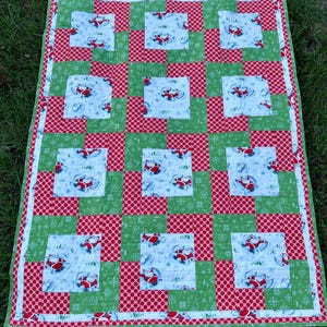 Colcha de Natal - Papai Noel brincando na neve - 48” x 62” - Pronto para envio