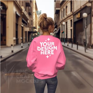 Safety Pink Gildan 18000 Mockup Felpa Donna, POD G18000 Maglione Mock Up Modello Urban Street Casual Mock-Up Modello Inverno Autunno