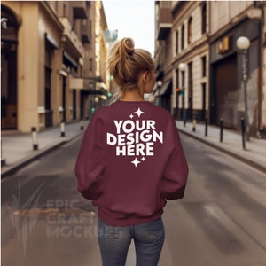 Maroon Gildan 18000 Mockup Felpa Donna, POD G18000 Maglione Mock Up Modello Urban Street Casual Mock-Up Modello Inverno Autunno