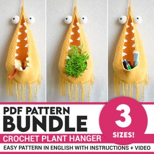 Op de afbeelding: Drie gele gehaakte plantenhangers met witte ogen en franjes, elk met verschillende items: een plant, potloden en garen. De afbeelding bevat de tekst "PDF Pattern Bundle Crochet Plant Hanger 3 Sizes! Easy Pattern in English with Instructions + Video."