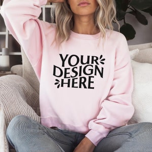 HELLROSA Gildan 18000 Mockup weibliches Modell Sweatshirt Crewneck, Boho Chic Bekleidung Mockup, Trendy Mode Studio Shot Casual Eleganz POD Bild 1