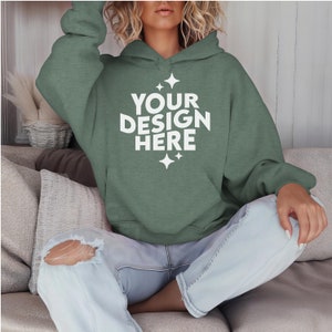 Heather Sport Dark Green Gildan 18500 Mockup Frau Hoodie Oversized, POD G18500 Boho Style Mock Up Fashion Studio Print On Demand Model Lady