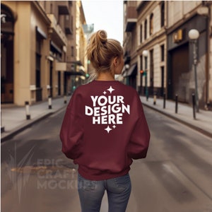 Garnet Gildan 18000 Mockup Felpa Donna, POD G18000 Maglione Mock Up Modello Urban Street Casual Mock-Up Modello Inverno Autunno