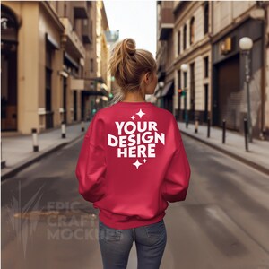 Felpa Mockup Gildan 18000 Rosso Ciliegia Donna, POD G18000 Maglione Mock Up Modello Urban Street Casual Mock-Up Modello Inverno Autunno