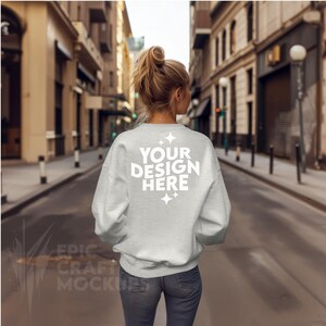 Ash Gildan 18000 Mockup Felpa Donna, POD G18000 Maglione Mock Up Modello Urban Street Casual Mock-Up Modello Inverno Autunno