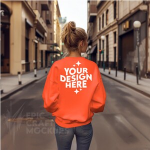 Felpa Mockup Gildan 18000 Arancione Donna, POD G18000 Maglione Mock Up Modello Urban Street Casual Mock-Up Modello Inverno Autunno