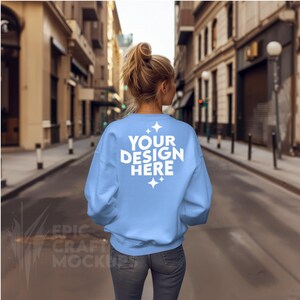 Carolina Blue Gildan 18000 Mockup Felpa Donna, POD G18000 Maglione Mock Up Modello Urban Street Casual Mock-Up Modello Inverno Autunno