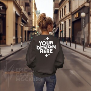Cioccolato fondente Gildan 18000 Mockup Felpa Donna, POD G18000 Maglione Mock Up Modello Urban Street Casual Mock-Up Modello Inverno Autunno