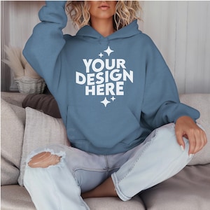 Indigo Blau Gildan 18500 Mockup Frau Hoodie Oversized, POD G18500 Boho Style Mock Up Fashion Studio Print On Demand Model Junge Dame