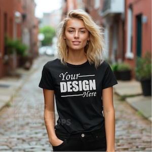 Gildan 64000 Mockup Blonde vrouw Model Straatomgeving Zwart Tshirt Mockup, Outdoor Dames T-shirt Mockup Zomer Mockup Kleding Mockup Trendy