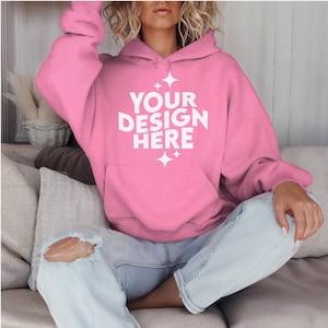Azalea Gildan 18500 Mockup Frau Hoodie Oversized, POD G18500 Boho Style Mock Up Fashion Studio Print On Demand Model Junge Dame