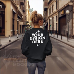 Felpa nera Gildan 18000 Mockup Donna, POD G18000 Maglione Mock Up Modello Urban Street Casual Mock-Up Modello Inverno Autunno