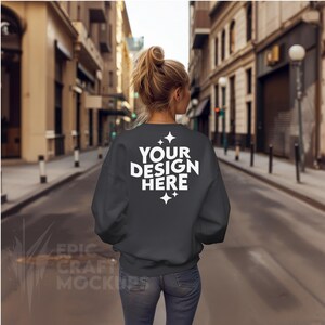 Charcoal Gildan 18000 Mockup Felpa Donna, POD G18000 Maglione Mock Up Modello Urban Street Casual Mock-Up Modello Inverno Autunno