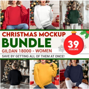 Op de afbeelding: Een mockup-bundel met 39 verschillende gekleurde Gildan 18000 crewneck-sweatshirts, met een kerstthema. De sweatshirts worden getoond op modellen in verschillende poses, met een kerstboom en kerstversiering op de achtergrond.