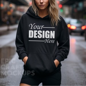 Gildan 18500 Mockup Schwarz Hoodie Mockup Frau Gildan Sweatshirt Mockup, City Street Outdoor Bekleidung Mockup, Freizeitkleidung Mockup Mode Mock