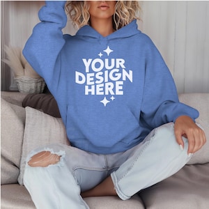 Heather Sport Royal Gildan 18500 Mockup Frau Hoodie Oversized, POD G18500 Boho Style Mock Up Fashion Studio Print On Demand Model Young