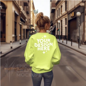 Safety Green Gildan 18000 Mockup Felpa Donna, POD G18000 Maglione Mock Up Modello Urban Street Casual Mock-Up Modello Inverno Autunno