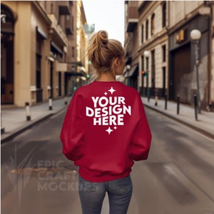 Cardinale Rosso Gildan 18000 Mockup Felpa Donna, POD G18000 Maglione Mock Up Modello Urban Street Casual Mock-Up Modello Inverno Autunno
