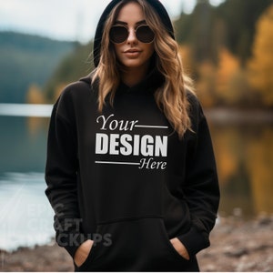 Gildan 18500 Mockup Outdoor Lake Black Hoodie Frau, Sweatshirt Modell Mockup Junger Erwachsener, Kleidung Mockup Casual Wear Mockup, Mode Mockup