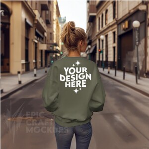Felpa Mockup Gildan 18000 Verde Militare Donna, POD G18000 Maglione Mock Up Modello Urban Street Casual Mock-Up Modello Inverno Autunno