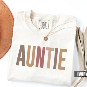 Comfort Colors Retro Auntie Shirt, Aunt Shirt, Auntie Shirt, New Aunt Gift, Pregnancy Announcement, Gift for Aunt, Pregnancy Reveal to Aunt