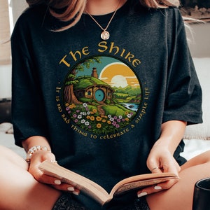 La Comarca - Camiseta unisex / Merchandising de fantasía Halfling Cottage House Home Middle Earth Wizard Journey Fellowship Elvish Bookish