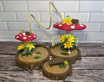 Parque infantil decorado con arañas saltarinas, decoración cottagecore, juego de troncos con forma de seta, conjunto de enriquecimiento arbóreo, gimnasio infantil cottagecore