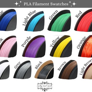 Puede incluir: Muestras de filamento PLA en varios colores, incluyendo azul, azul claro, verde, rojo, rosa, morado, amarillo, naranja, blanco, gris, negro, marr&oacute;n y marr&oacute;n claro.