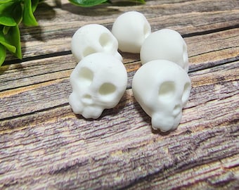 3d printed miniature skulls, jumping spider bookshelf accessories, mini book ledge accessory, dollhouse decoration, bookcase inserts, spooky