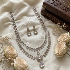シルバーレイヤードCZネックレスセット（イヤリング付き）、ブライダルウェディングジュエリー、クリスタルステートメントネックレス、キュービックジルコニアパーティジュエリー（女性用）
