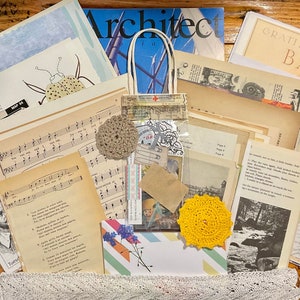 Può includere: Una collezione di effimeri vintage, tra cui spartiti musicali, mappe e ritagli di riviste, disposti su una superficie di legno. È visibile una piccola borsa tote piena di vari oggetti, insieme a due sottobicchieri all'uncinetto, uno beige e uno giallo.
