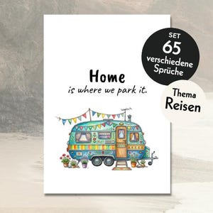 Könnte beinhalten: Eine weiße rechteckige Karte mit einer bunten Illustration eines Wohnwagens, der mit Wimpelketten geschmückt ist. Der Text lautet Home is where we park it. Ein schwarzer runder Aufkleber zeigt SET 65 verschiedene Sprüche und ein weißer Aufkleber Thema Reisen.