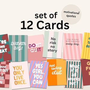 Può includere: Un set di 12 cartoline rettangolari con varie citazioni motivazionali e motivi grafici colorati. Le carte mostrano frasi come You're Doing Great, Dream Big, Don't Quit, No Risk No Story, Fall In Love With Yourself, It's Ok To Not Do It All, e altro ancora.