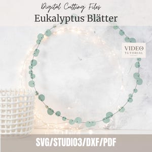 Puede incluir: Un marco circular de alambre adornado con pequeños recortes de hojas de eucalipto verde salvia y finas luces de cadena brillantes. La imagen incluye el texto Digital Cutting Files, Eukalyptus Blätter, VIDEO TUTORIAL y SVG/STUDIO3/DXF/PDF.