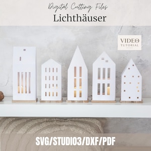 Puede incluir: Cinco estructuras de casas de papel blanco con ventanas y puertas recortadas, cada una montada sobre una pequeña base de madera. El texto Digital Cutting Files, Lichthäuser, VIDEO TUTORIAL y SVG/STUDIO3/DXF/PDF es visible.
