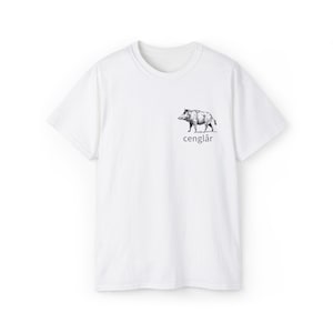 Può includere: T-shirt bianca con un'illustrazione in bianco e nero di un cinghiale. La parola "cenglâr" è stampata in nero sotto l'immagine. La maglietta ha maniche corte e girocollo.