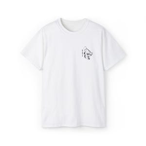 Può includere: T-shirt bianco con girocollo e maniche corte. Una piccola grafica in bianco e nero della testa di un orso è stampata sulla parte superiore sinistra del petto. La grafica include le lettere "ORS".