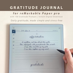 Puede incluir: Un diario de gratitud digital para reMarkable Paper pro. La pantalla muestra afirmaciones manuscritas y la palabra "gratitud". El texto en la parte superior dice "GRATITUDE JOURNAL" y "Daily gratitude, made simple and stress-free".