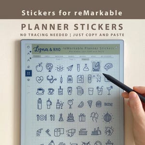 Peut inclure: Une tablette numérique affichant des autocollants de planificateur avec diverses icônes, dont une pomme, un cœur et une tasse de café. Le texte "Stickers for reMarkable" et "PLANNER STICKERS" sont visibles. Un stylet est tenu près de l'écran.