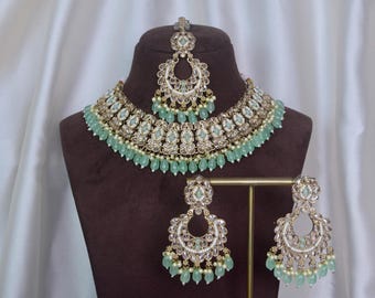 Parure indienne bleue : Boucles d'oreilles collier Bollywood polonais en or Tikka