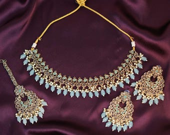 Conjunto de joyas punjabi en azul claro: collar, pendientes y tikka de Bollywood.