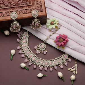 ベビーピンクのインドのブライダルジュエリーセット：手作りのネックレスとイヤリング、ティッカ